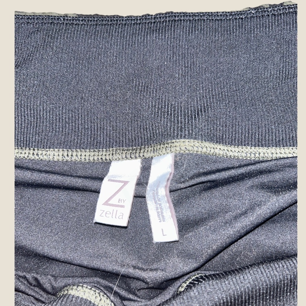 LIKE NEW! Women’s Z By Zella Size Large Athletic Shorts - Picture 4 of 4